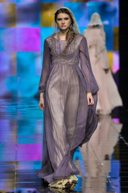 Laura ve Medni koleksiyon Moskova moda haftası sırasında