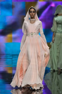 Laura ve Medni koleksiyon Moskova moda haftası sırasında