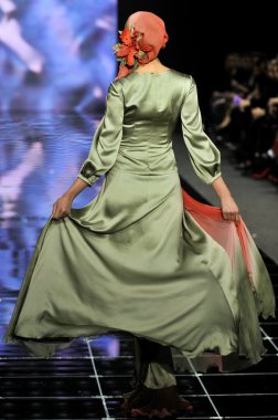 Laura ve Medni koleksiyon Moskova moda haftası sırasında