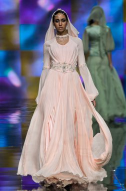 Laura ve Medni koleksiyon Moskova moda haftası sırasında