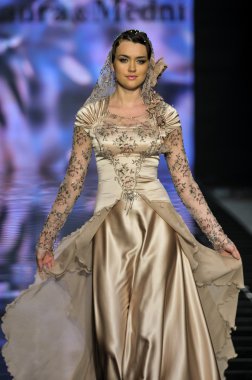 Laura ve Medni koleksiyon Moskova moda haftası sırasında