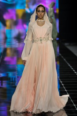 Laura ve Medni koleksiyon Moskova moda haftası sırasında