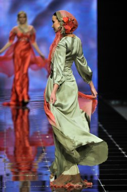 Laura ve Medni koleksiyon Moskova moda haftası sırasında