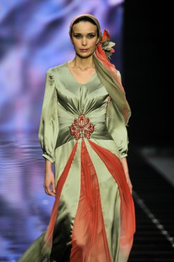 Laura ve Medni koleksiyon Moskova moda haftası sırasında