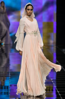 Laura ve Medni koleksiyon Moskova moda haftası sırasında