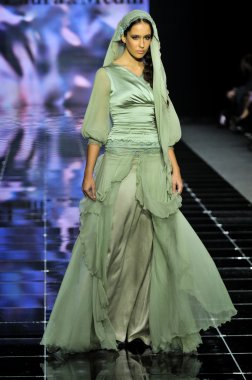 Laura ve Medni koleksiyon Moskova moda haftası sırasında