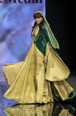 Laura ve Medni koleksiyon Moskova moda haftası sırasında