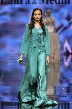 Laura ve Medni koleksiyon Moskova moda haftası sırasında