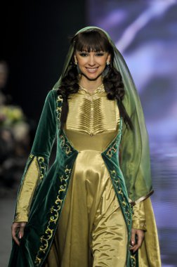 Laura ve Medni koleksiyon Moskova moda haftası sırasında