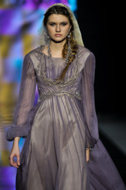 Laura ve Medni koleksiyon Moskova moda haftası sırasında