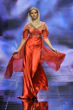 Laura ve Medni koleksiyon Moskova moda haftası sırasında