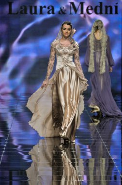 Laura ve Medni koleksiyon Moskova moda haftası sırasında