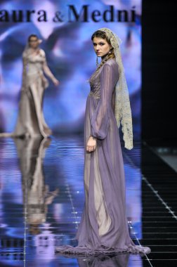 Laura ve Medni koleksiyon Moskova moda haftası sırasında