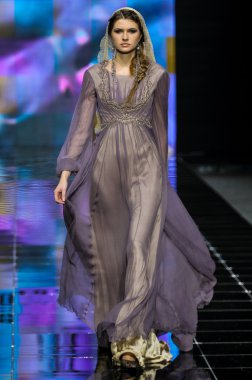 Laura ve Medni koleksiyon Moskova moda haftası sırasında