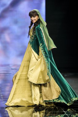 Laura ve Medni koleksiyon Moskova moda haftası sırasında