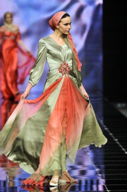 Laura ve Medni koleksiyon Moskova moda haftası sırasında