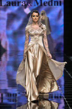 Laura ve Medni koleksiyon Moskova moda haftası sırasında