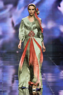 Laura ve Medni koleksiyon Moskova moda haftası sırasında