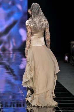 Laura ve Medni koleksiyon Moskova moda haftası sırasında