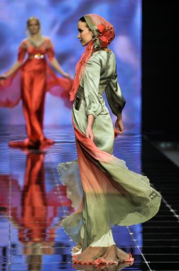 Laura ve Medni koleksiyon Moskova moda haftası sırasında