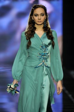 Laura ve Medni koleksiyon Moskova moda haftası sırasında