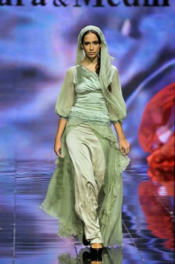 Laura ve Medni koleksiyon Moskova moda haftası sırasında