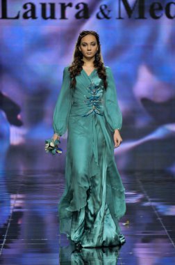 Laura ve Medni koleksiyon Moskova moda haftası sırasında