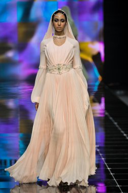 Laura ve Medni koleksiyon Moskova moda haftası sırasında