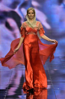 Laura ve Medni koleksiyon Moskova moda haftası sırasında