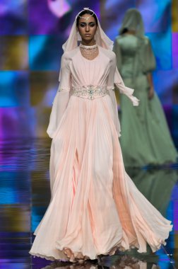 Laura ve Medni koleksiyon Moskova moda haftası sırasında