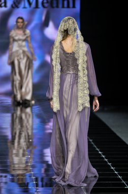 Laura ve Medni koleksiyon Moskova moda haftası sırasında