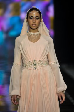 Laura ve Medni koleksiyon Moskova moda haftası sırasında