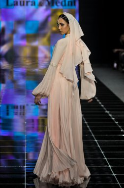 Laura ve Medni koleksiyon Moskova moda haftası sırasında