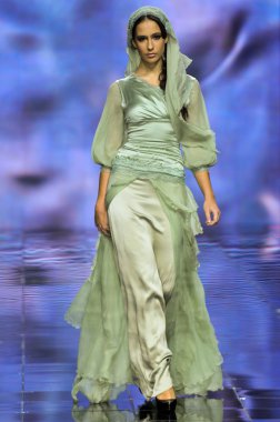 Laura ve Medni koleksiyon Moskova moda haftası sırasında