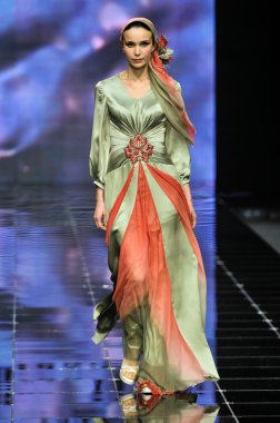 Laura ve Medni koleksiyon Moskova moda haftası sırasında