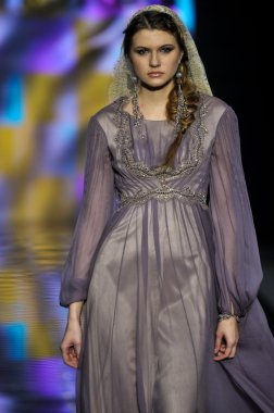 Laura ve Medni koleksiyon Moskova moda haftası sırasında