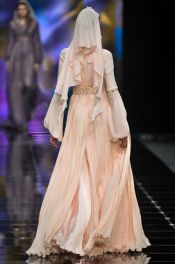 Laura ve Medni koleksiyon Moskova moda haftası sırasında