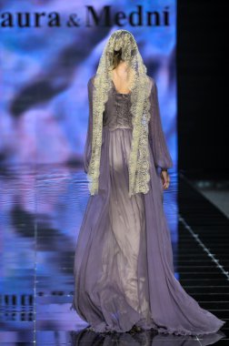 Laura ve Medni koleksiyon Moskova moda haftası sırasında
