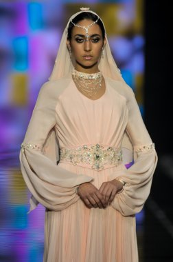 Laura ve Medni koleksiyon Moskova moda haftası sırasında