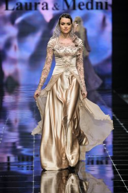 Laura ve Medni koleksiyon Moskova moda haftası sırasında