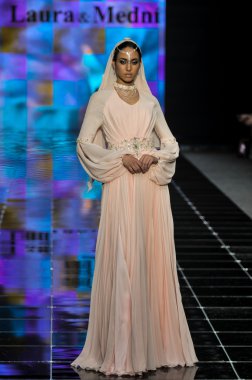 Laura ve Medni koleksiyon Moskova moda haftası sırasında