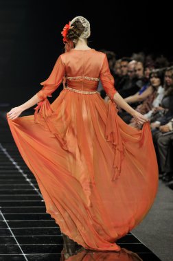 Laura ve Medni koleksiyon Moskova moda haftası sırasında