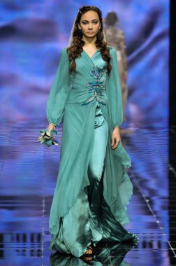 Laura ve Medni koleksiyon Moskova moda haftası sırasında