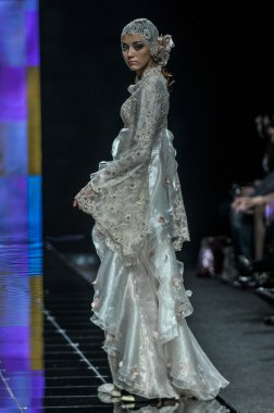 Laura ve Medni koleksiyon Moskova moda haftası sırasında