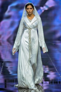 Laura ve Medni koleksiyon Moskova moda haftası sırasında