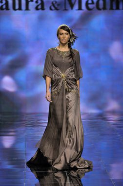 Laura ve Medni koleksiyon Moskova moda haftası sırasında