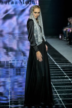 Laura ve Medni koleksiyon Moskova moda haftası sırasında