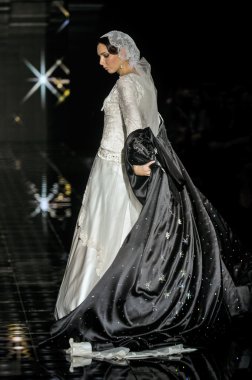 Laura ve Medni koleksiyon Moskova moda haftası sırasında