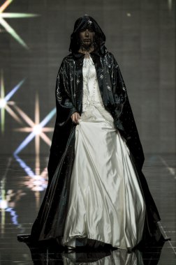 Laura ve Medni koleksiyon Moskova moda haftası sırasında