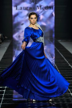 Laura ve Medni koleksiyon Moskova moda haftası sırasında